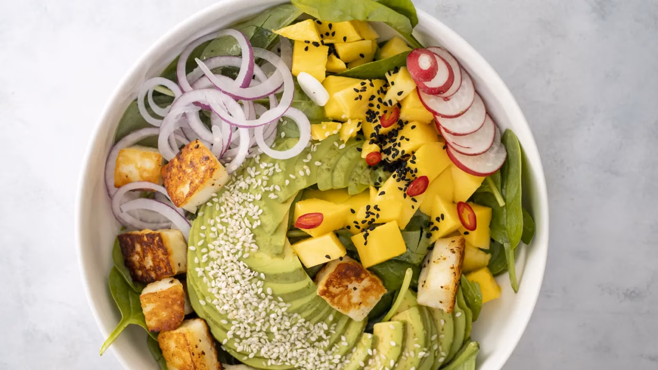 Sałatka z mango, awokado i tofu