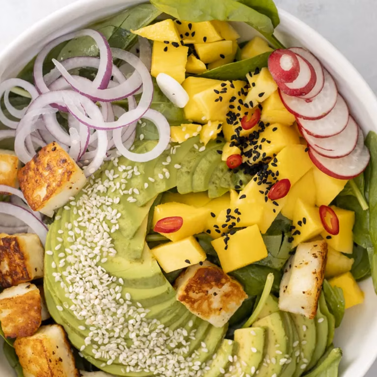 Sałatka z mango, awokado i tofu