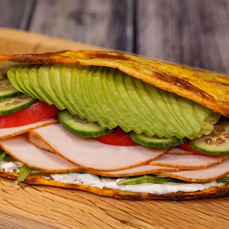 Proteinowy wrap z serka wiejskiego