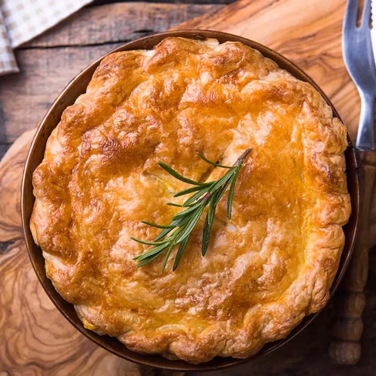 Chicken pot pie — potrawka z kurczaka zapiekana pod kruchym ciastem