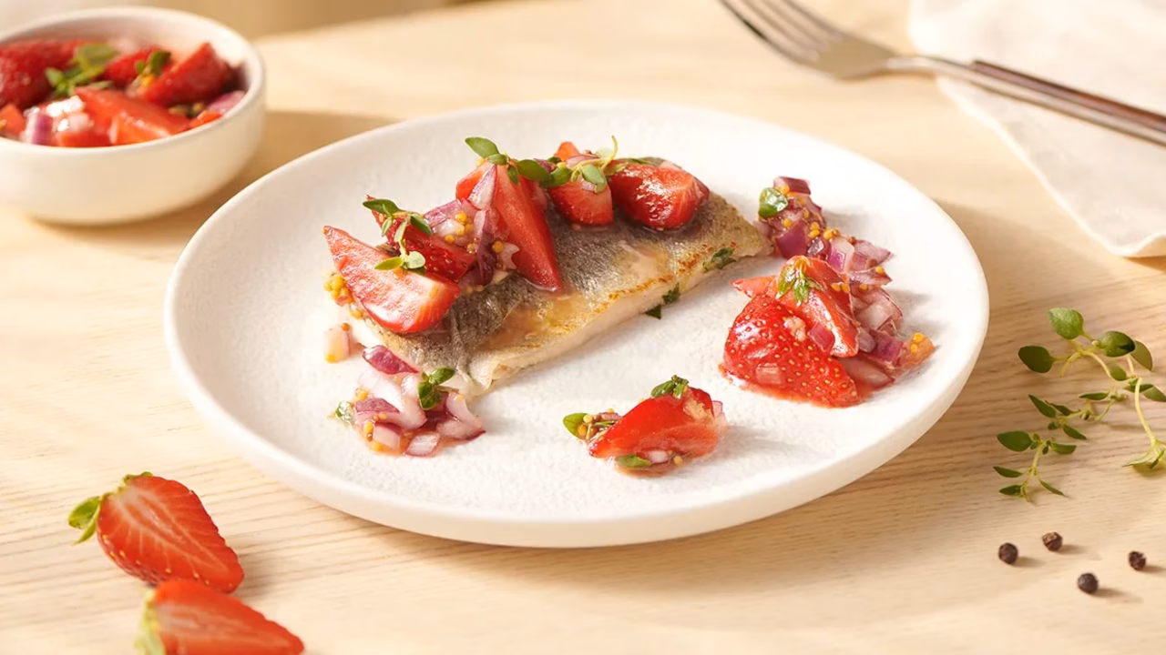 Smażony filet z pstrąga z wytrawną salsą truskawkową