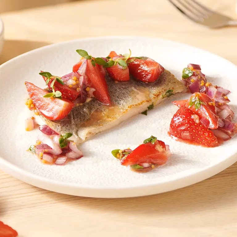 Smażony filet z pstrąga z wytrawną salsą truskawkową