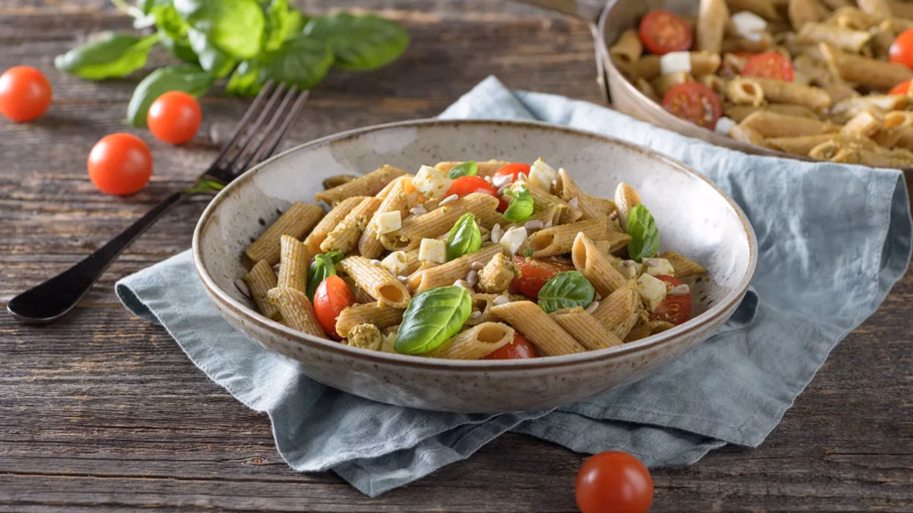 Makaron z zielonym pesto i dodatkami