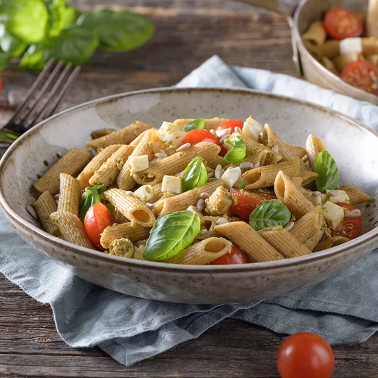 Makaron z zielonym pesto i dodatkami