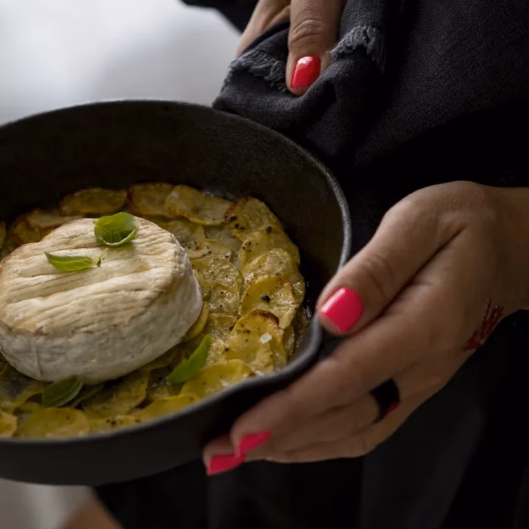 Zapiekanka ziemniaczana z serem camembert