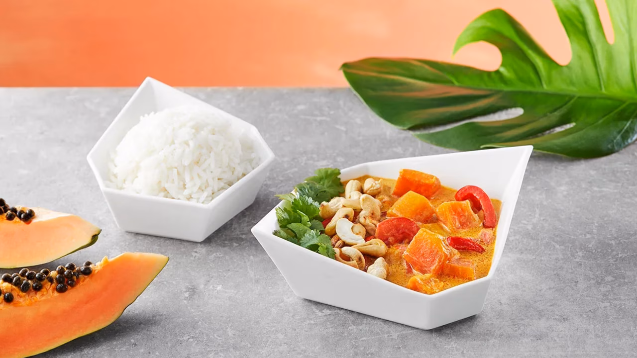 Curry wegańskie z papają i orzechami nerkowca