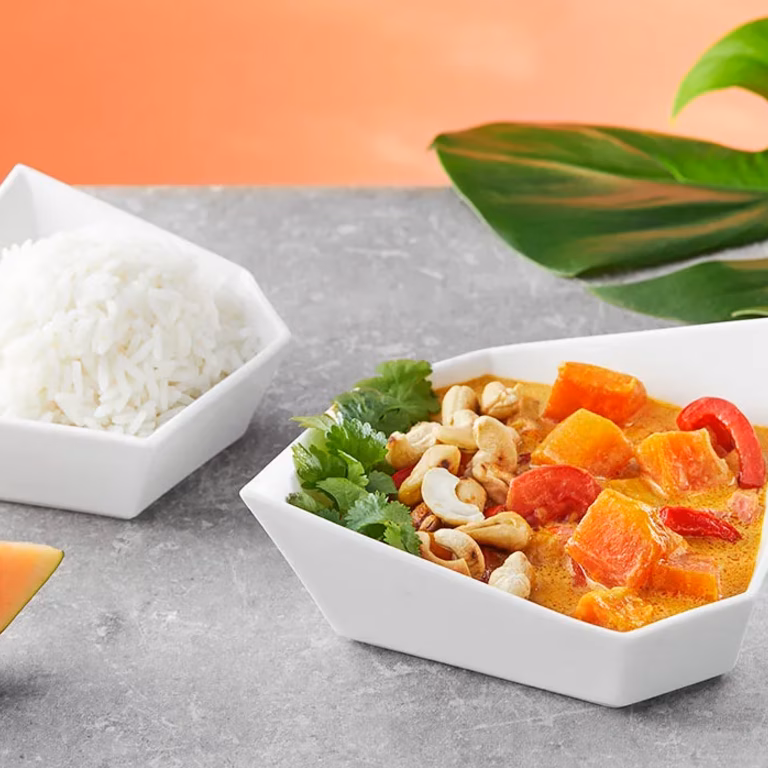 Curry wegańskie z papają i orzechami nerkowca
