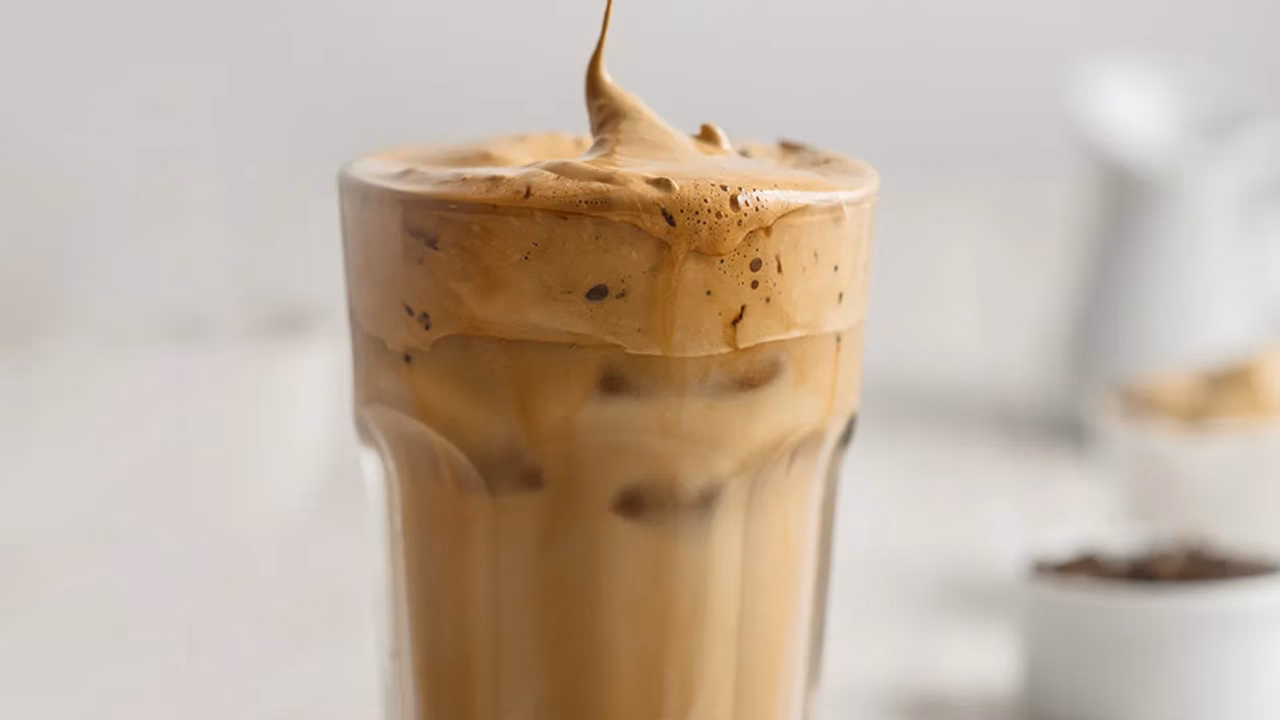 DALGONA COFFEE Z TARTĄ CZEKOLADĄ