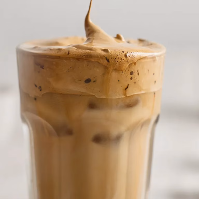 DALGONA COFFEE Z TARTĄ CZEKOLADĄ