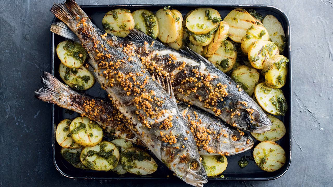 Okoń morski z grilla z masłem musztardowym, ziemniakami z grilla i z pesto bazyliowym
