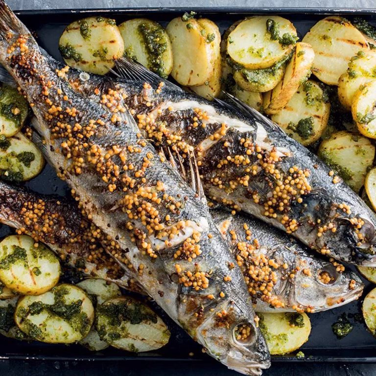 Okoń morski z grilla z masłem musztardowym, ziemniakami z grilla i z pesto bazyliowym