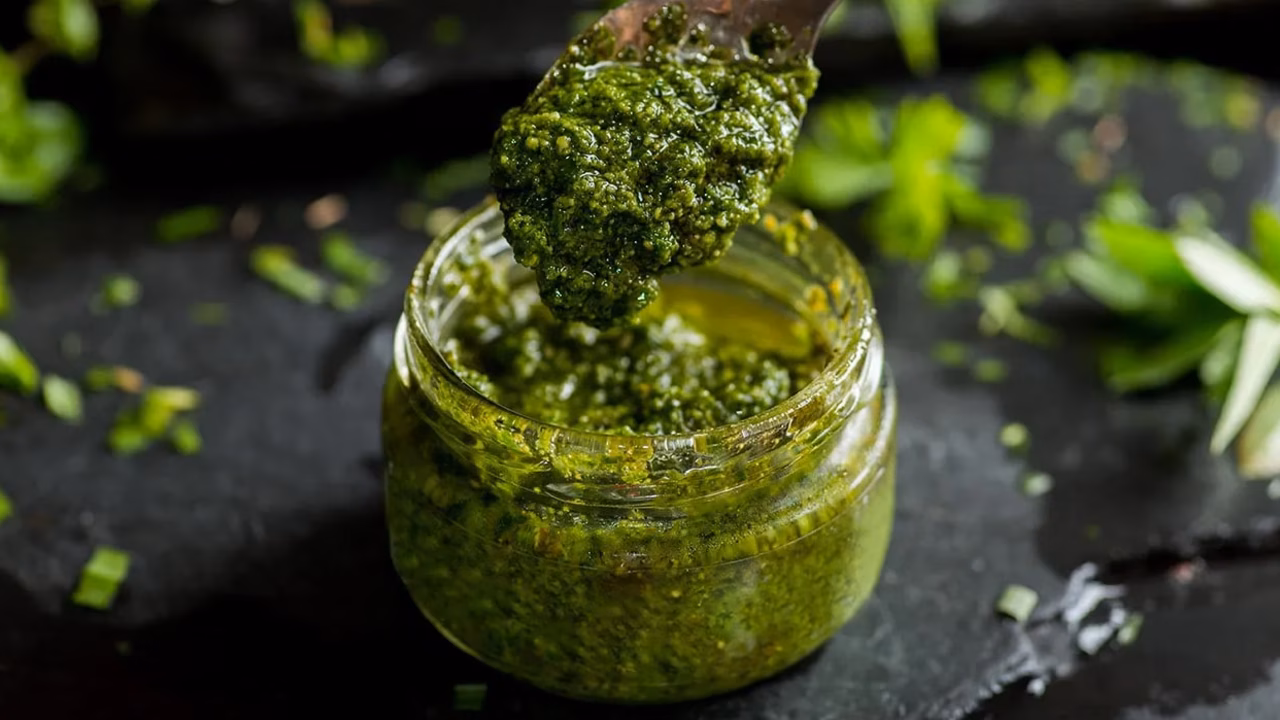 Jak zrobić klasyczne pesto z bazylii?