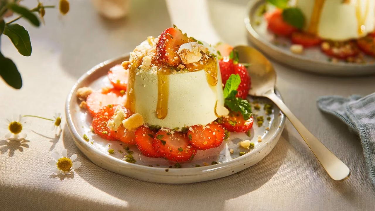 Pistacjowe parfait na carpaccio z truskawek