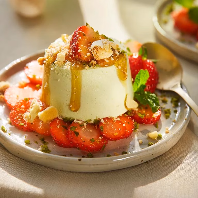 Pistacjowe parfait na carpaccio z truskawek