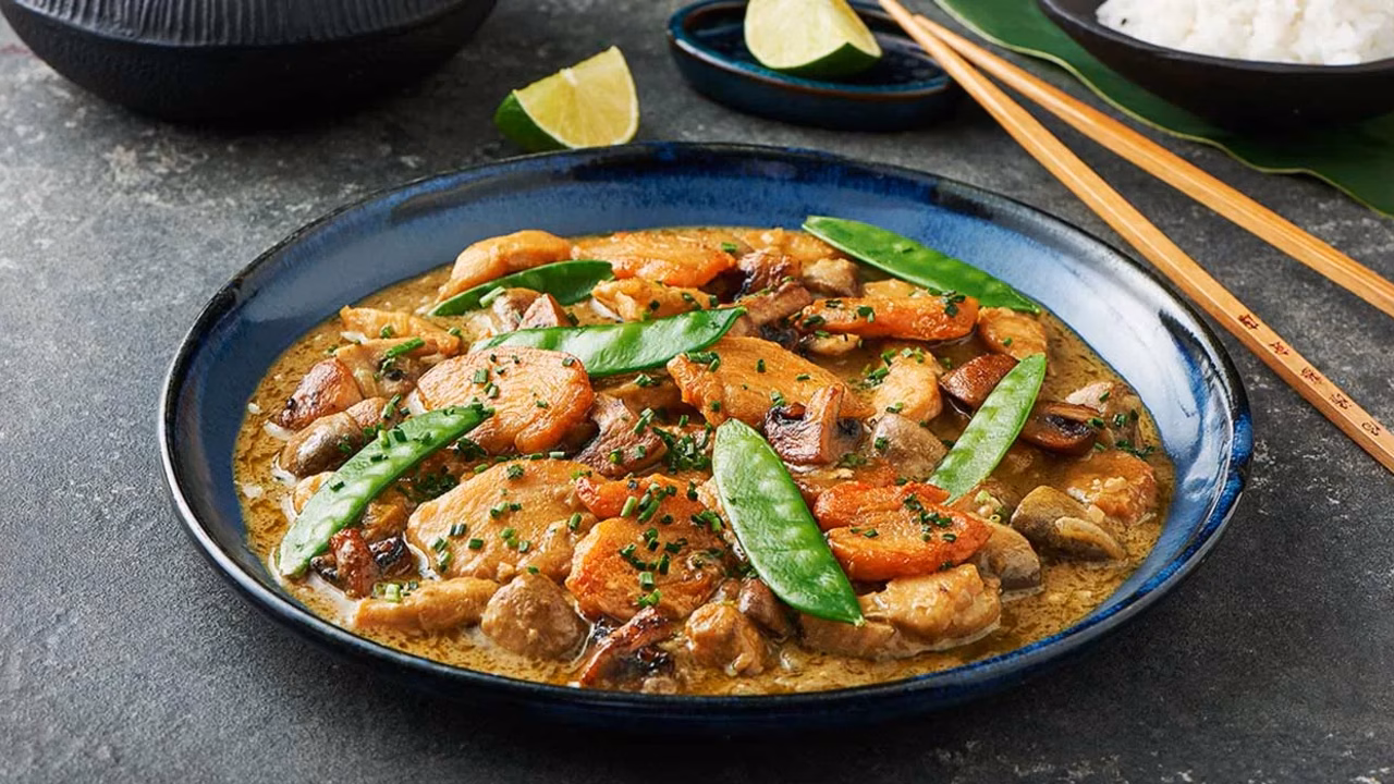 Zielone curry z kurczakiem i groszkiem cukrowym