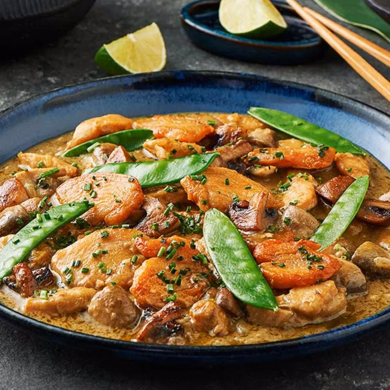 Zielone curry z kurczakiem i groszkiem cukrowym