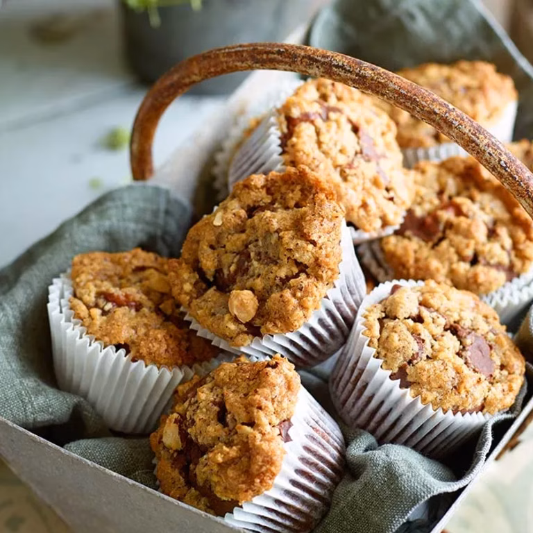 Muffiny czekoladowe z brzoskwiniami i kruszonką orzechową