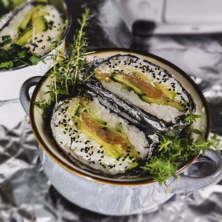 Kanapkowe sushi onigirazu z łososiem i awokado