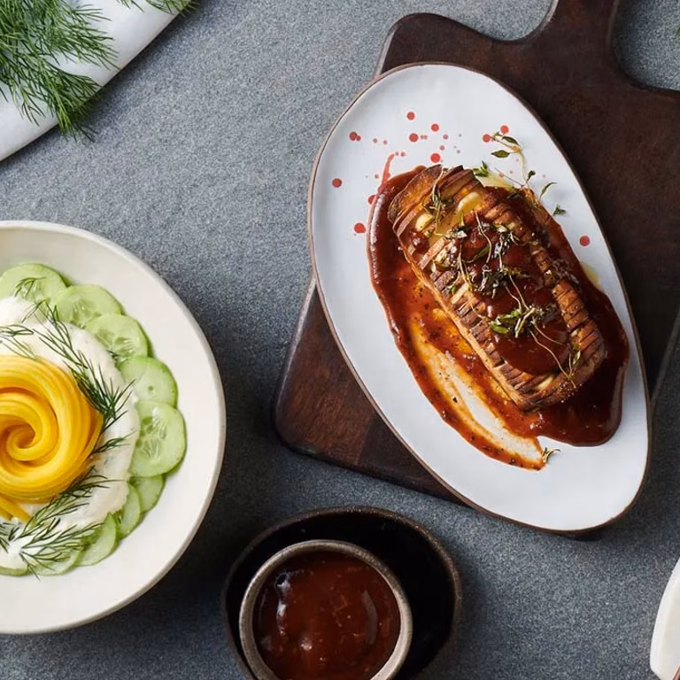 Tofu Hasselback z mizerią z mango