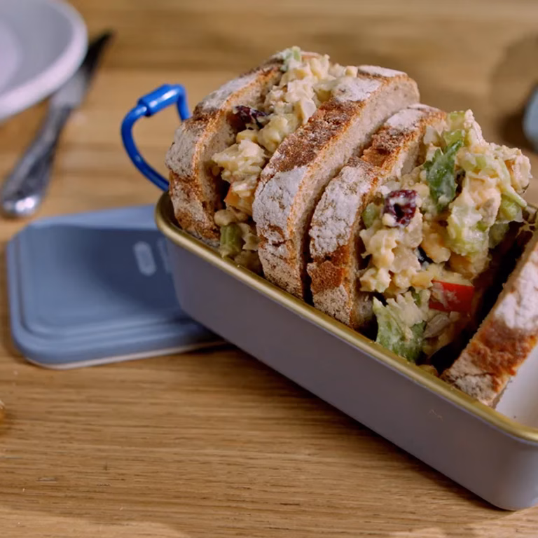 Wegański lunchbox: kanapki z sałatką z ciecierzycy