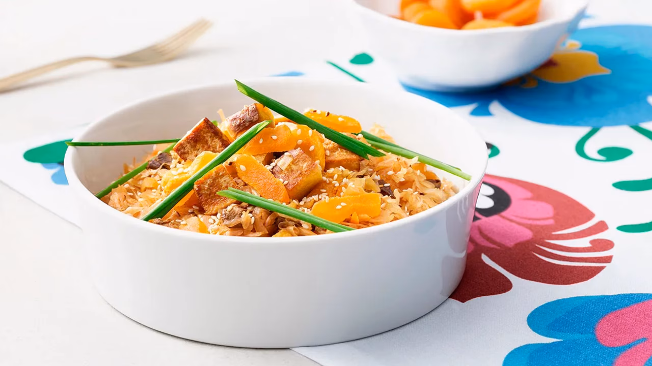 Wegański bigos ze smażonym tofu i sezamem