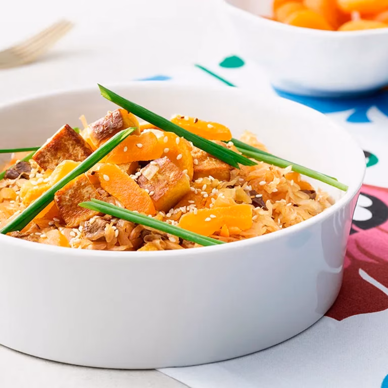 Wegański bigos ze smażonym tofu i sezamem