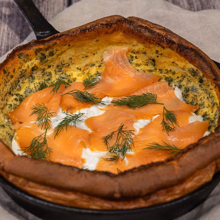 Dutch baby z wędzonym łososiem