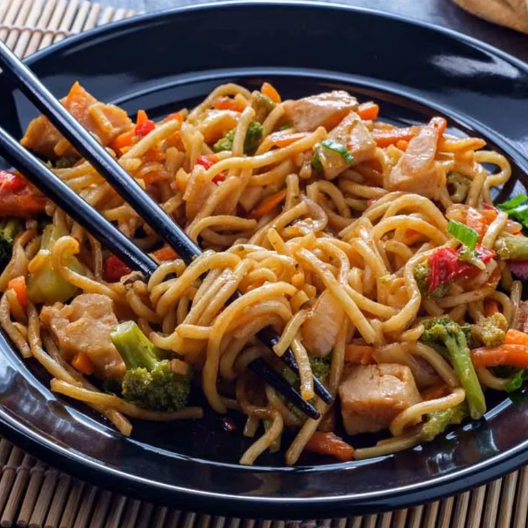 Makaron chow mein z kurczakiem