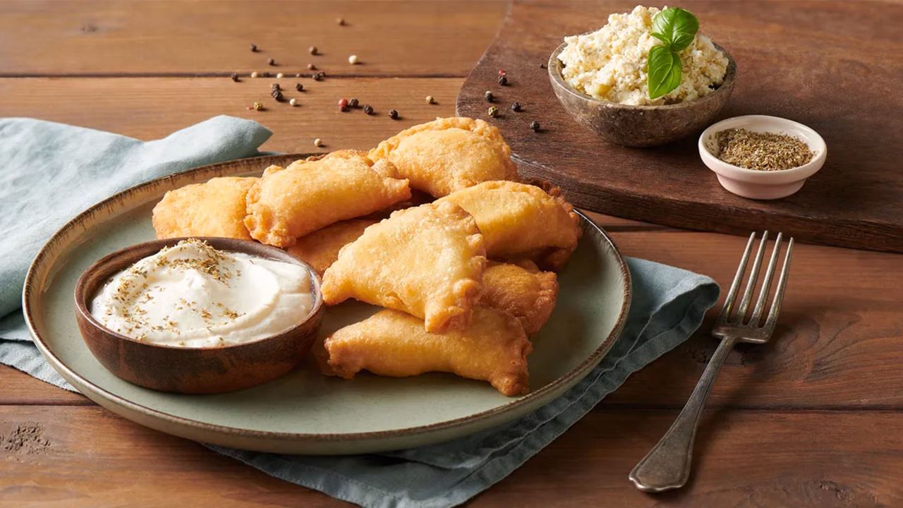 Smażone pierogi z twarogiem, ziemniakami i kapustą