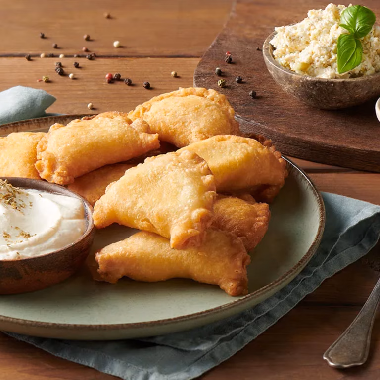 Smażone pierogi z twarogiem, ziemniakami i kapustą