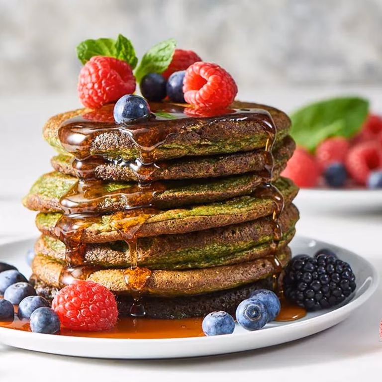 Pancakes szpinakowe z owocami i syropem