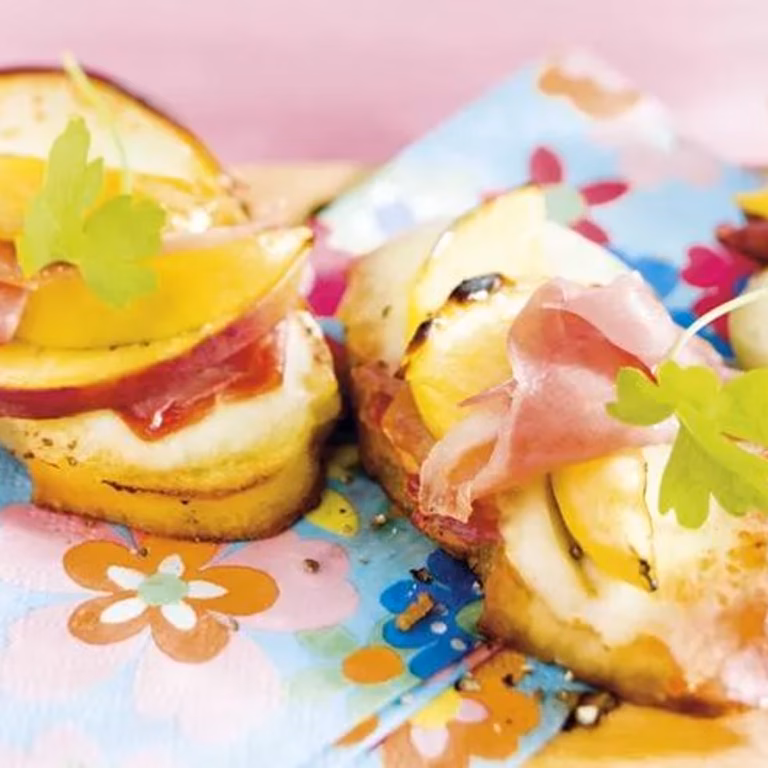 Crostini z szynką i brzoskwiniami