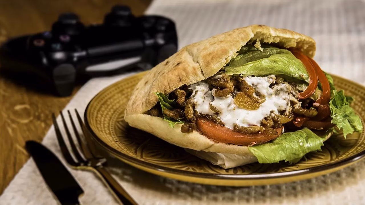 Ognisty kebab z marynowaną papryką i pitą