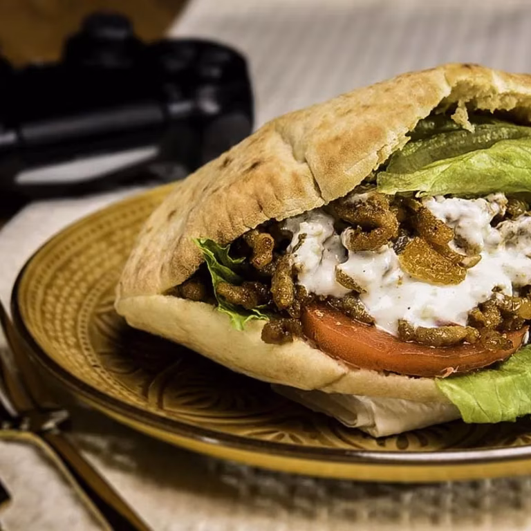 Ognisty kebab z marynowaną papryką i pitą