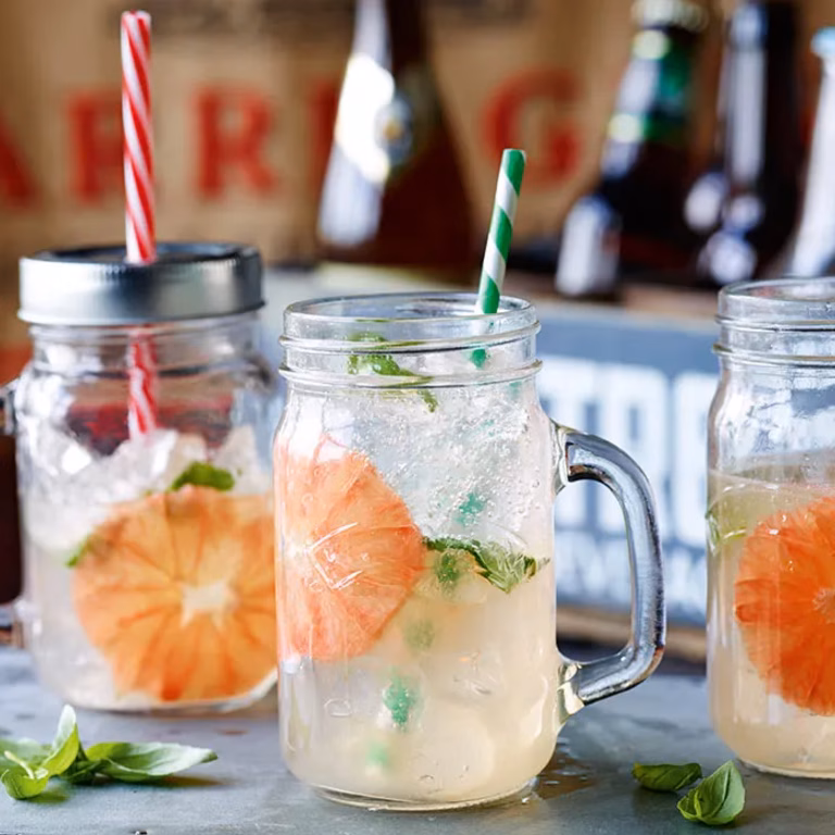 Lemoniada z różowego grejpfruta z kardamonem