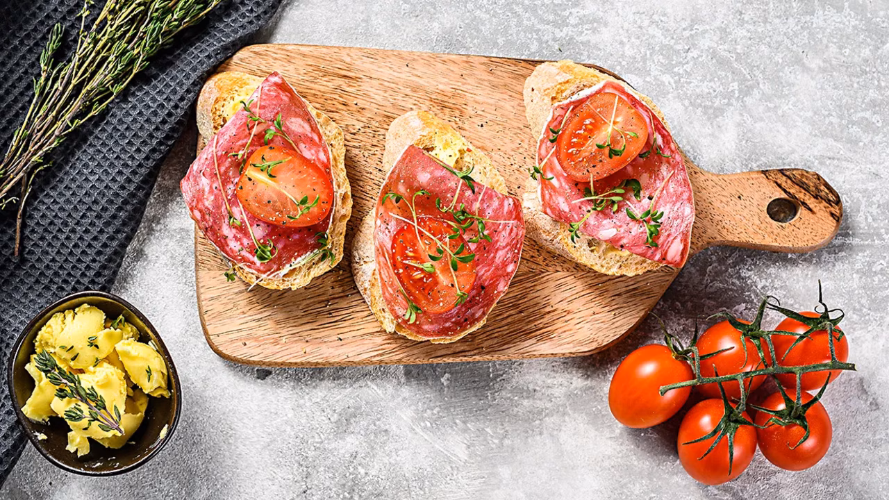 KANAPECZKI Z SAŁATKĄ POROWĄ I SALAMI
