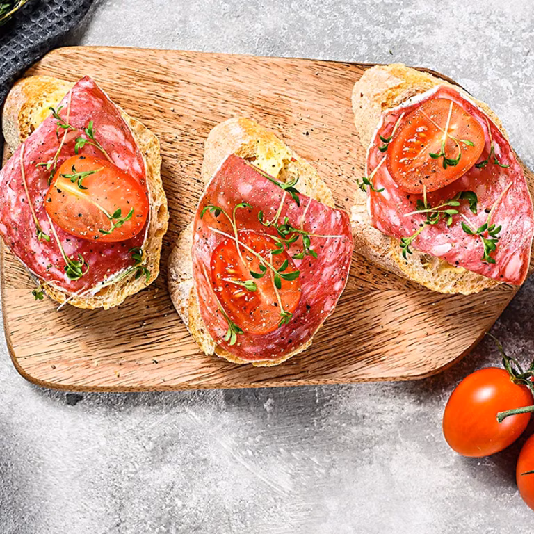 KANAPECZKI Z SAŁATKĄ POROWĄ I SALAMI