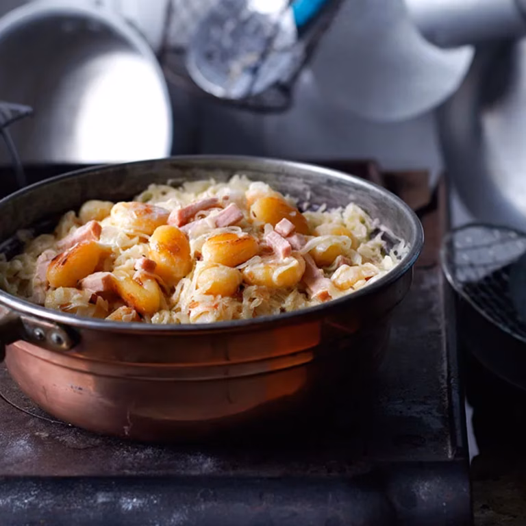 Gulasz wieprzowy z kiszoną kapustą i gnocchi