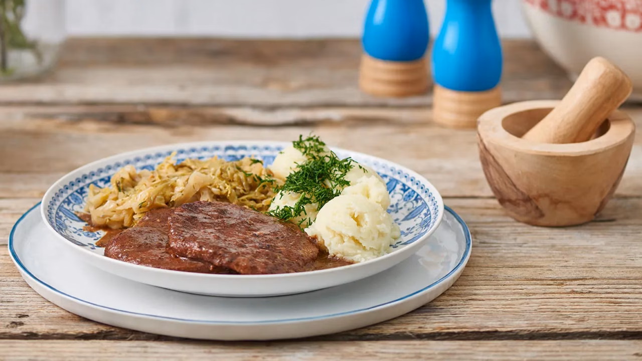 Zraz wieprzowy na dziko z młodą kapustą i ziemniakami purée