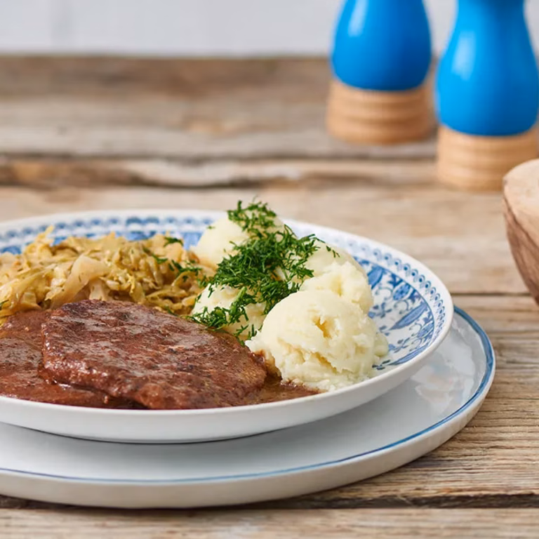 Zraz wieprzowy na dziko z młodą kapustą i ziemniakami purée