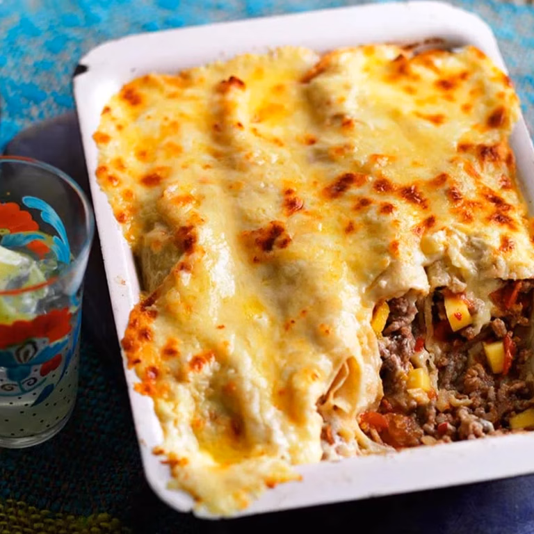 Zapiekane enchiladas z farszem z mięsa mielonego i mango