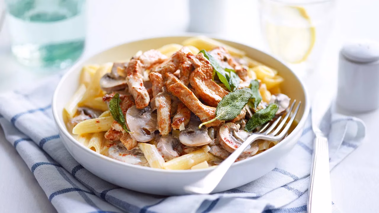 Penne z kawałkami polędwicy i pieczarkami