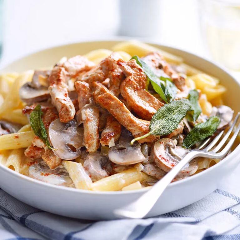 Penne z kawałkami polędwicy i pieczarkami