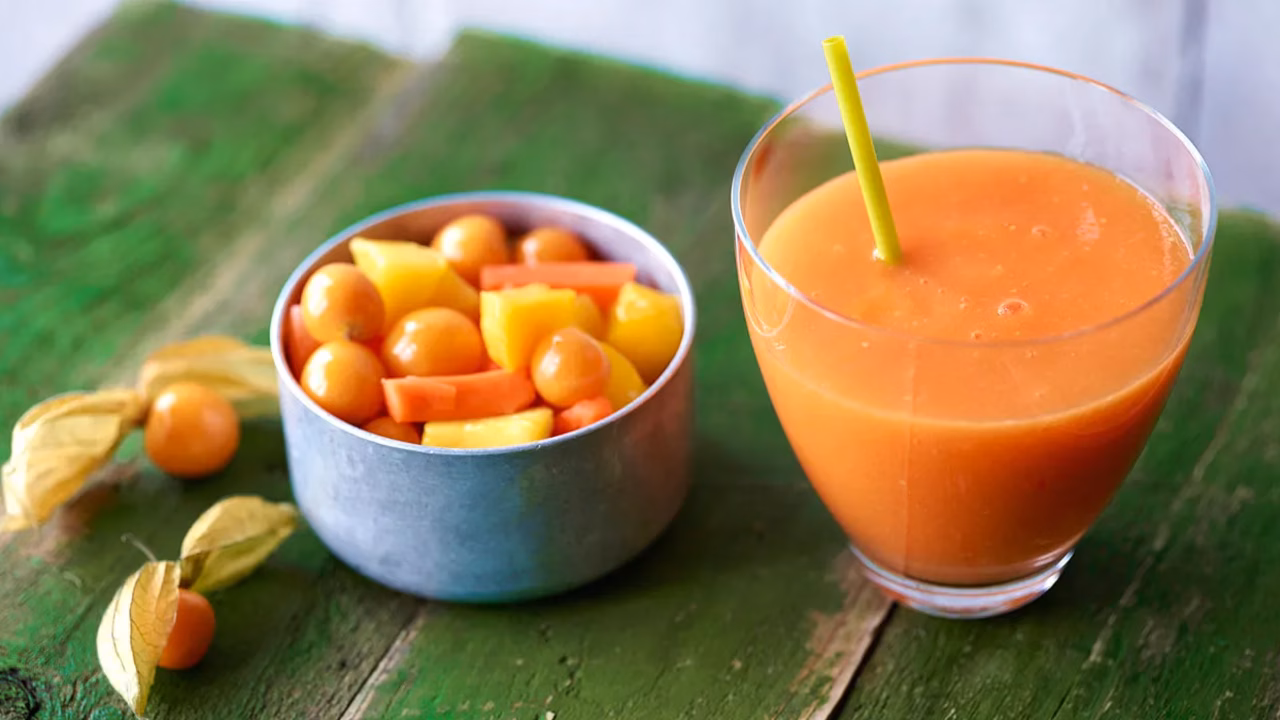 Marchewkowe smoothie z mango i imbirem