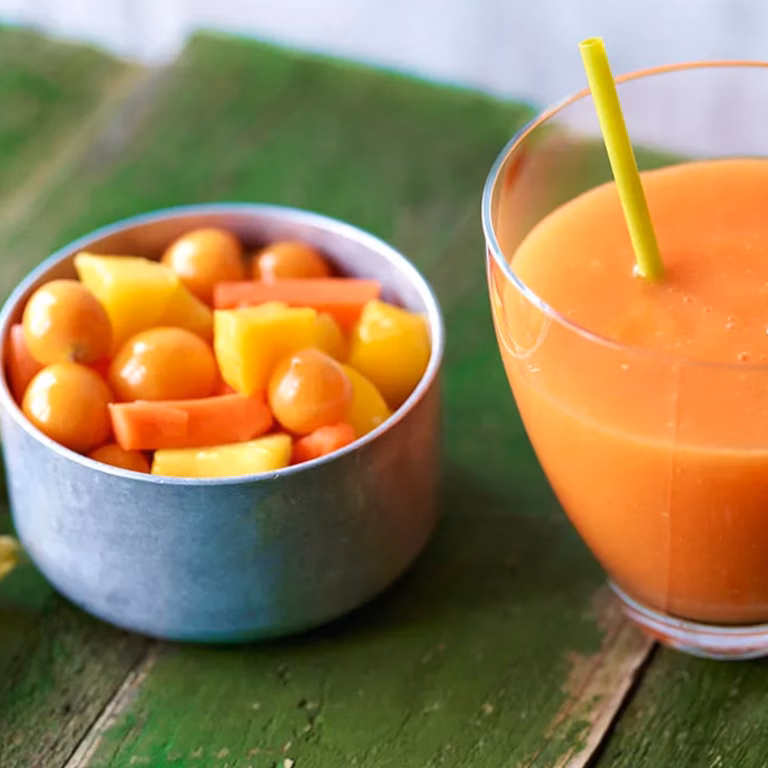 Marchewkowe smoothie z mango i imbirem