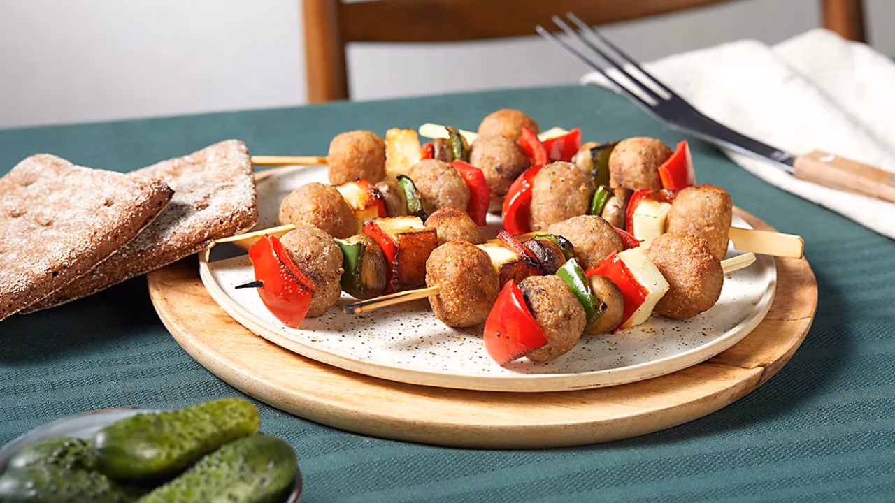 Grillowane szaszłyki z klopsików z serem halloumi
