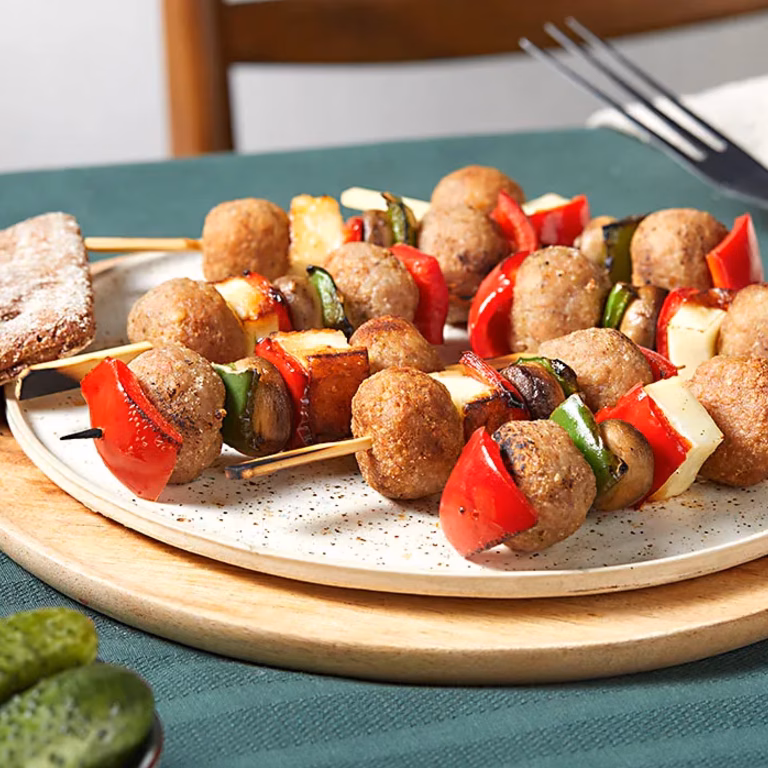Grillowane szaszłyki z klopsików z serem halloumi