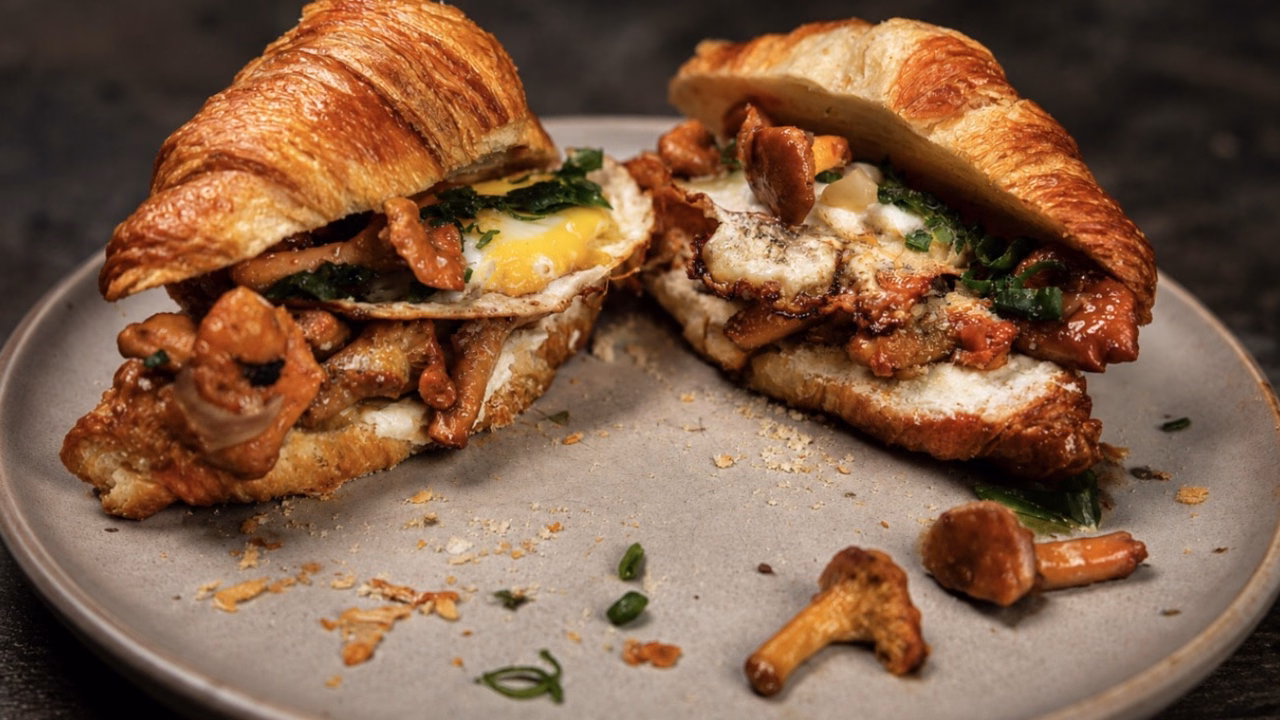 Croissant z kurkami, kremowym serkiem, parmezanem i jajkiem sadzonym