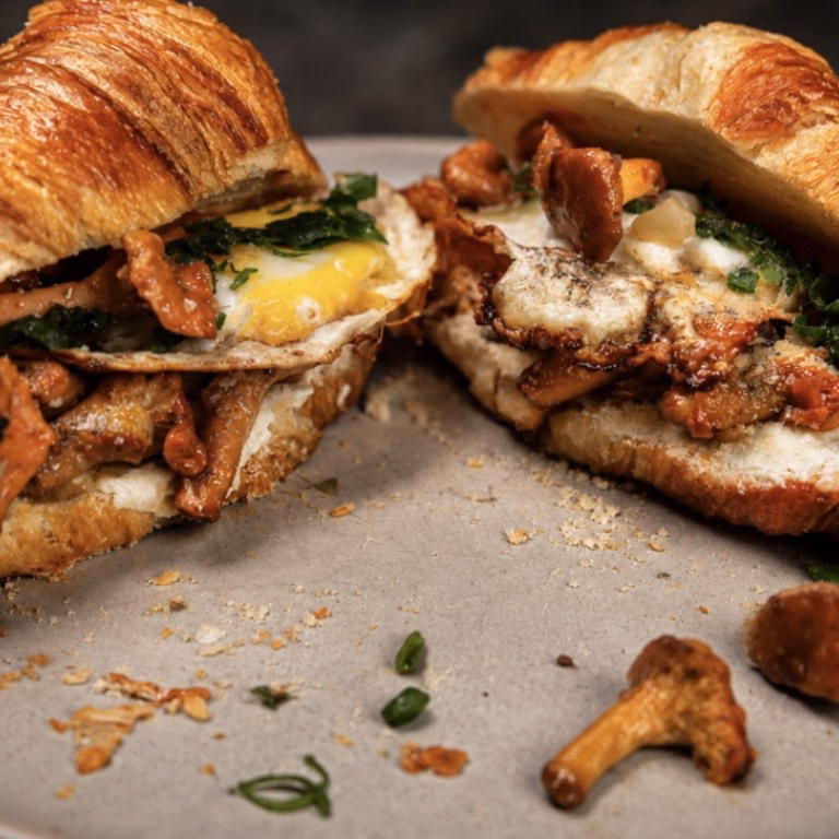 Croissant z kurkami, kremowym serkiem, parmezanem i jajkiem sadzonym