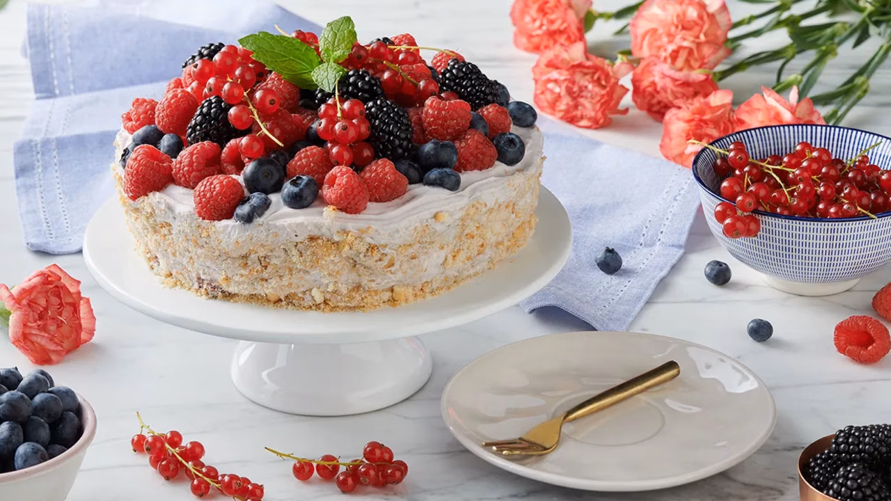 Tort bez pieczenia z owocami leśnymi